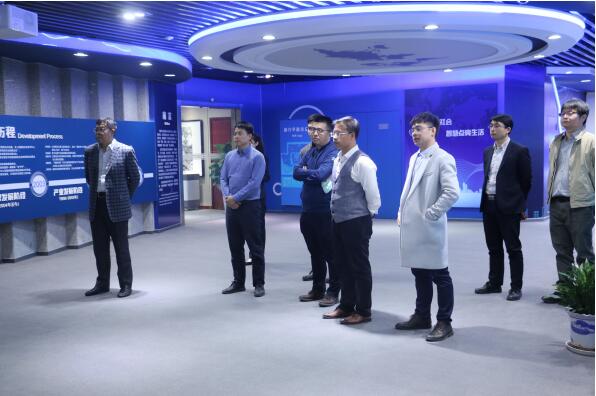 官網(wǎng)-展廳參觀圖.jpg 官網(wǎng)-展廳參觀圖.jpg