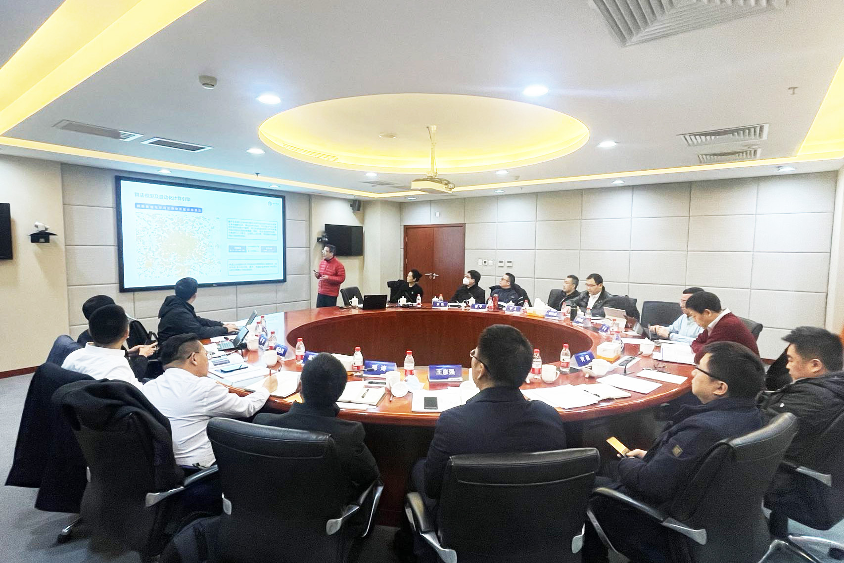 四川省大數(shù)據(jù)考察團(tuán)4.jpg 四川省大數(shù)據(jù)考察團(tuán)4.jpg